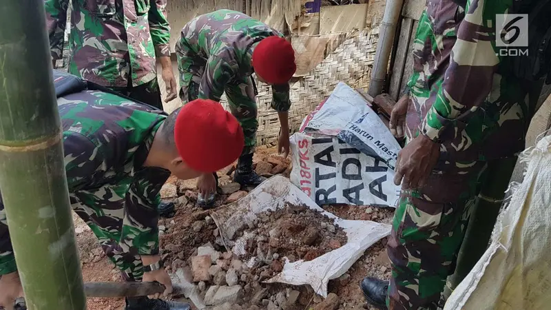 Aksi Kopassus Berjibaku Bantu Warga Korban Gempa Bumi