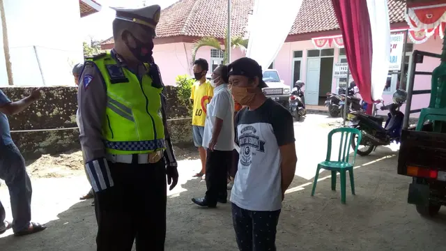 Puluhan orang terjaring razia masker di Purbalingga, Jawa Tengah, Rabu (26/8/2020). (Foto: Liputan6.com/Rudal Afgani)