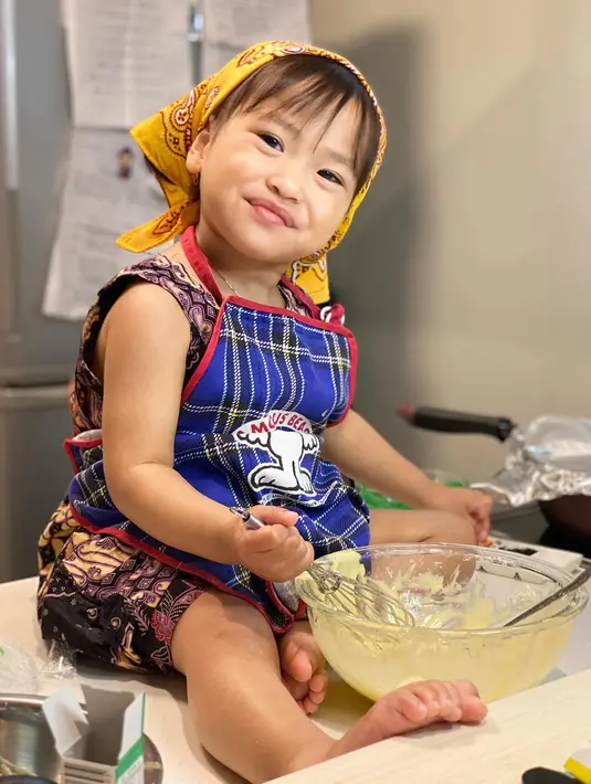 <p>Kenakan dress batik sederhana, Ritsuki makin terlihat menggemaskan dengan bandana yang melengkapi penampilannya. [@mas_natsuki].</p>