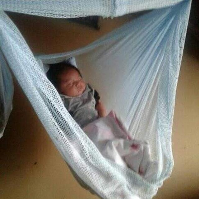 Potret Perjuangan Orang Tua Evakuasi Anaknya Saat Banjir, Bikin Haru. (Sumber: Twitter/yandi.gunawan.86)