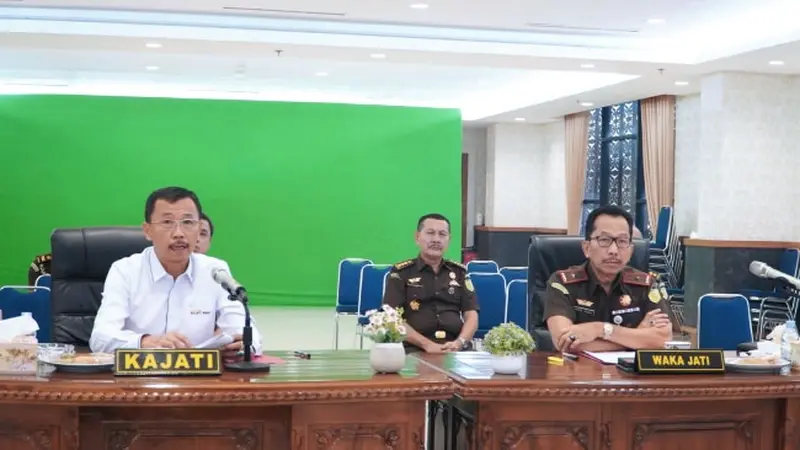 Kepala Kejati Riau Dr Supardi dan jajaran saat membahas restorative justice perkara kekerasan dalam rumah tangga bersama Kejaksaan Agung.