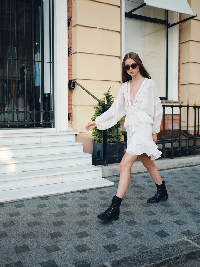 Tren Vintage Dress Kekinian, Intip 5 Gaya yang Bikin OOTD Makin Estetik