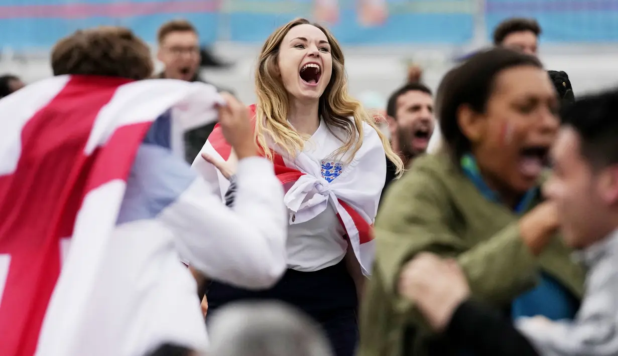 Suporter wanita Timnas Inggris ini tak mampu menutupi kebahagiaan usai negaranya berhasil mengalahkan Jerman. Ini menjadi kemenangan pertama Inggris atas Jerman di ajang resmi sejak 1966. (John Sibley/Pool via AP)