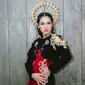 Maudy Ayunda mengenakan kebaya janggan modifikasi yang dibuat oleh Fadlan. Atasan crop hitam model lengan panjang cut out dan train ini terinspirasi dari baju Ageman (baju adat yang dipakai Raja Surakarta di Keraton Solo) dan dilengkapi dengan Singkepan Ageng (kerah besar yang melengkung).Embroidery di trainnya juga men-highlight motif batik dariJawa dan Solo. [@maudyayunda]