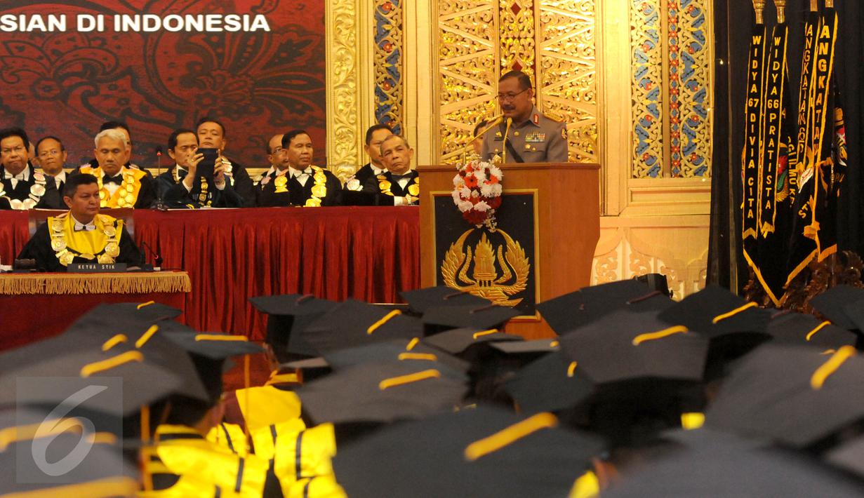 Kapolri Jenderal Badrodin Haiti saat memberikan pidato sambutan pada acara Dies Natalis PTIK ke-70 di Auditorium PTIK, Jakarta, Jumat (17/6). Prosesi wisuda ini dihadiri pula sejumlah perwira tinggi Polri. (Liputan6.com/Helmi Afandi)