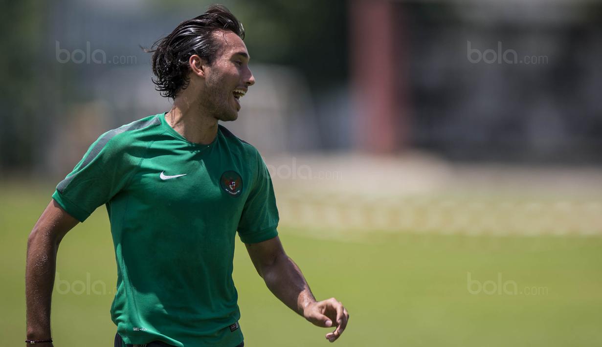 Striker Timnas Indonesia, Ezra Walian, saat latihan di Padang Kelab Aman, Kuala Lumpur, Rabu (16/8/2017). Indonesia akan menghadapi Filipina pada laga kedua Grup B SEA Games 2017. (Bola.com/Vitalis Yogi Trisna)