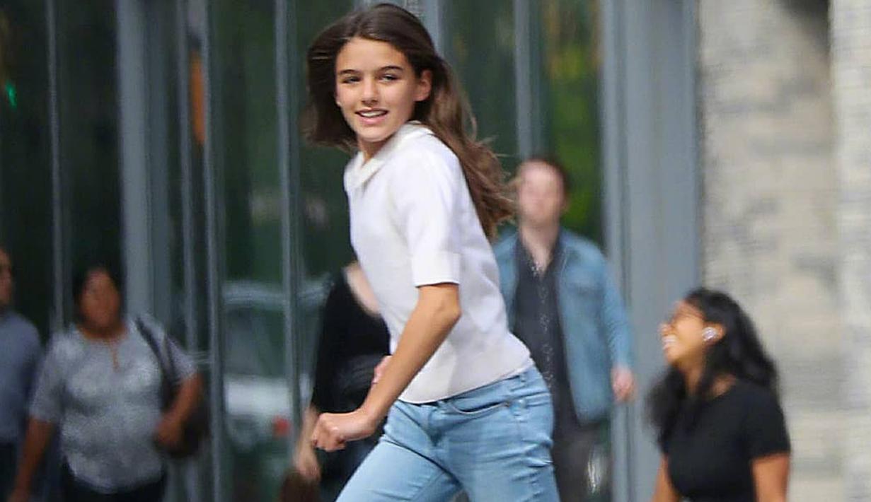 Foto Gaya Outfit Casual Suri Cruise Putri Tom Cruise Dan Katie Holmes Showbiz Liputan6 Com
