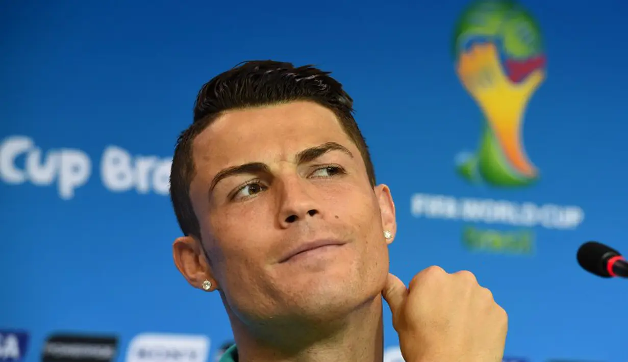 CR7 mulai menyerang saat preskon menjelang pertandingan melawan Jerman, Brasil, Minggu (15/6/2014) (AFP Photo/FRANCISCO LEONG)