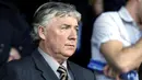 Newcastle United's Interim Manager Joe Kinnear arrives to take his seat prior to the kick off of the English Premier League football match against Everton at Goodison Park in Liverpool on October 5, 2008. AFP PHOTO/PAUL ELLIS