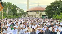 Puluhan ribu jemaah salat Idulfitri 1445 Hijriah di masjid Sabilal Muhtadin Banjarmasin (Liputan6.com/Aslam Mahfuz)