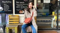 Gaya OOTD Moon Ga Young sendiri terlihat cukup simple. Ia kerap terlihat memadukan jelana jeans dengan kaus yang dibalut dengan outer. Bahkan, sling bag yang dikenakan oleh wanita 24 tahun ini terlihat cukup classy. (Liputan6.com/IG/@m_kayoung)