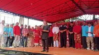 Pasangan Bakal Calon Nuyanto-Hardi Selamat mengenakan pakaian Teluk Belanga (Baju Adat Melayu) berwarna merah putih menyimbolkan antara Nasionalis dan Religius. Foto: liputan6.com/ajang nurdin&nbsp;