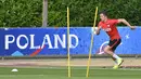 Striker Polandia, Robert Lewandowski, tampak berlari saat latihan jelang Piala Eropa 2016 di La Baule, Prancis, Kamis (9/6/2016). (AFP/Loic Venance)