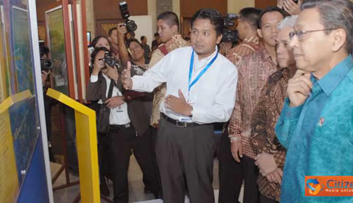 Citizen6, Jakarta: Wapres RI, Boediono beserta Menko Perekonomian, Hatta Rajasa sedang mendapat penjelasan dari Manajer Senior Komunikasi Korporat PLN, Bambang Dwiyanto, tentang program unggulan PLN 2011, di JCC Senayan, Jakarta, Selasa (12/4).(Pengirim: 
