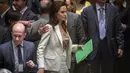 Angelina Jolie saat tiba menghadiri rapat Dewan Keamanan PBB di New York, AS (24/4/2015). Angelina Jolie sebagai utusan Komisaris Tinggi PBB untuk pengungsi (UNHCR) meminta negara-negara maju untuk membantu pengungsi Suriah. (REUTERS/Lucas Jackson)