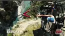 Justin memang tampak memiliki adrenalin yang besar dan mampu melewati tantangan saat bermain bungee jumping dan melompat dari ketinggian 360 kaki atau setara dengan 110 meter dari bawah tanah. (Instagram/justinbieber)