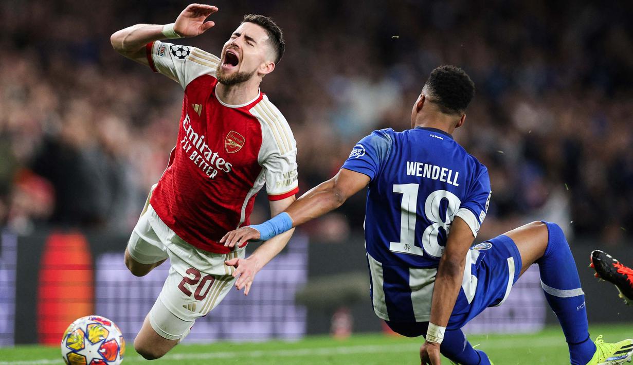 Keunggulan Arsenal 1-0 di leg kedua merubah agregat gol menjadi 1-1. Hal ini dikarenakan pada pada laga sebelumnya (leg pertama), Porto unggul 1-0. (Adrian DENNIS/AFP)