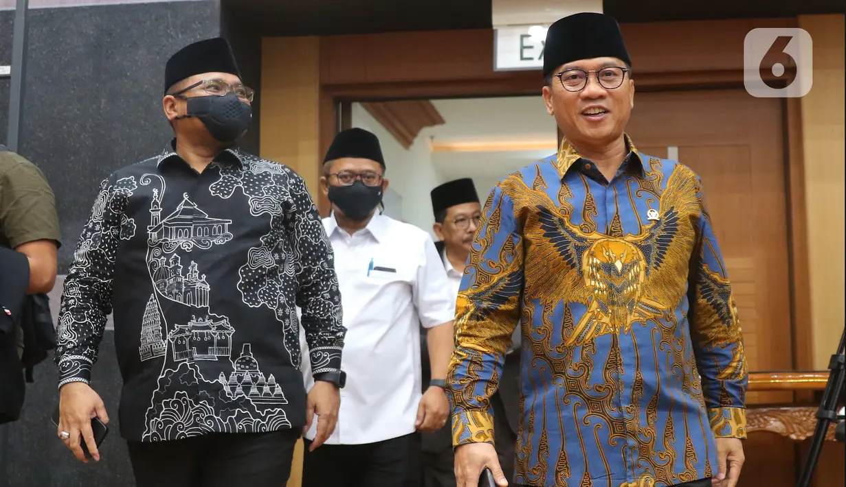 Menteri Agama Yaqut Cholil Qoumas (kiri), dan Ketua Komisi VIII DPR RI Yandri Susanto (kanan) berbincang sebelum rapat kerja Komisi VIII DPR RI di Kompleks Parlemen, Senayan, Jakarta, Selasa (31/5). Rapat tersebut membahas persiapan pelaksanaan ibadah haji dan alokasi quota pengawas haji tahun 1443H/2022M.( Liputan6.com/Angga Yuniar)