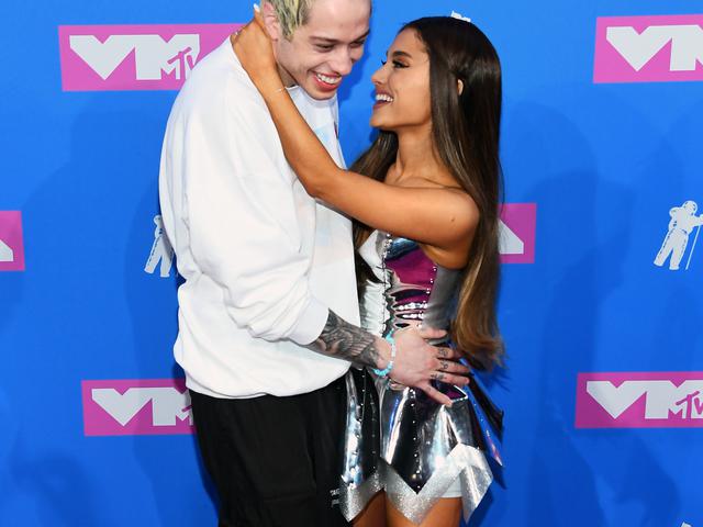 Wallpaper Alami Gangguan Mental Pete Davidson Blokir Kontak Ariana Grande For Free