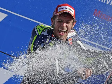 Pembalap Yamaha MotoGP, Valentino Rossi, merayakan kemenangannya di Grand Prix San Marino, Italia, (14/9/2014). (REUTERS/Max Rossi)
