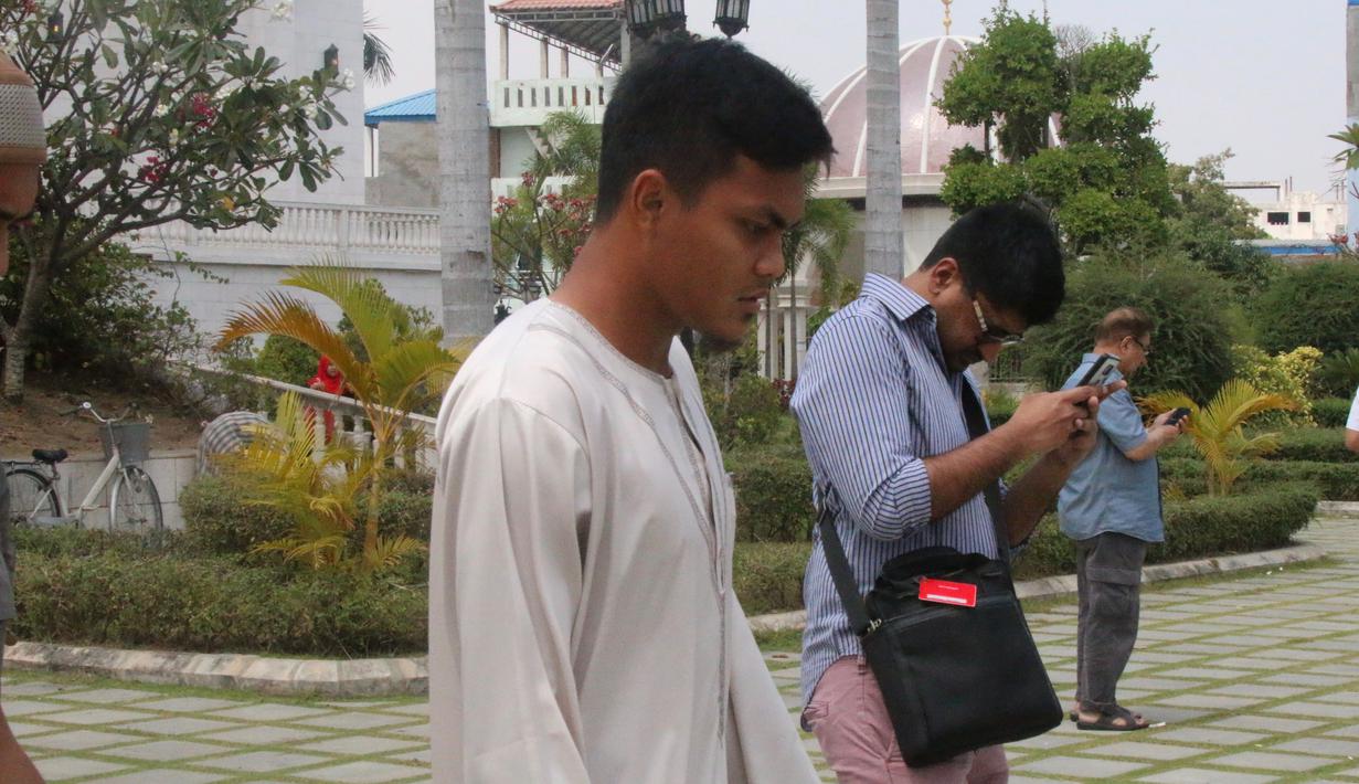 Bek timnas Indonesia, Rachmat Irianto usai melakukan salat Jumat di Mesjid Al Serkal, Phnom Penh, Kamboja, Jumat (22/2). Beberapa skuat Timnas Indonesia U-22 melakukan ibadah Salat jelang laga ketiga Piala AFF U-22 2019. (Bola.com/Zulfirdaus Harahap)