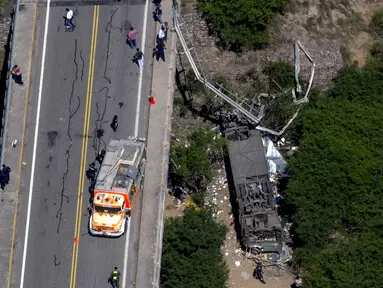 Pandangan udara bus yang terbalik akibat jatuh dari sebuah jembatan di utara Provinsi Salta, Argentina, Senin (14/12). Sedikitnya 42 polisi tewas dan lainnya terluka ketika bus yang mereka tumpangi jatuh ke dalam jurang. (REUTERS/Javier Corbalan)