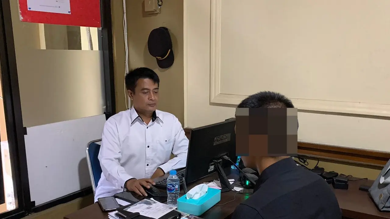 Satuan Reserse Kriminal Polres Garut, Jawa Barat, mengamankan AY (20) yang diduga menjadi pelaku pencabulan terhadap DNZ (17) seorang gadis di bawah umur, Rabu (13/11/2024). (Liputan6.com/Jayadi Supriadin)