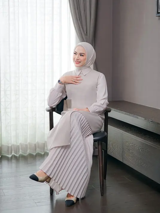 <p>Simple namun elegan, kamu bisa padukan rok plisket dengan tunik. Untuk kreasi lain, rok dapat diganti dengan celana kulot. [Instagram/ninazatulini22]</p>
