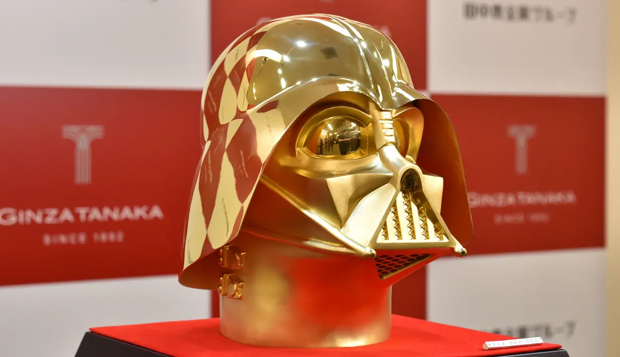 Sebuah topeng pelaku film Star Wars, Darth Vader, dari emas murni akan dijual dengan harga 154 juta yen atau sekitar Rp.19,5 miliar di Ginza Tokyo Jepang, Selasa (25/4). (AFP Photo/Kazuhiro NOGI)