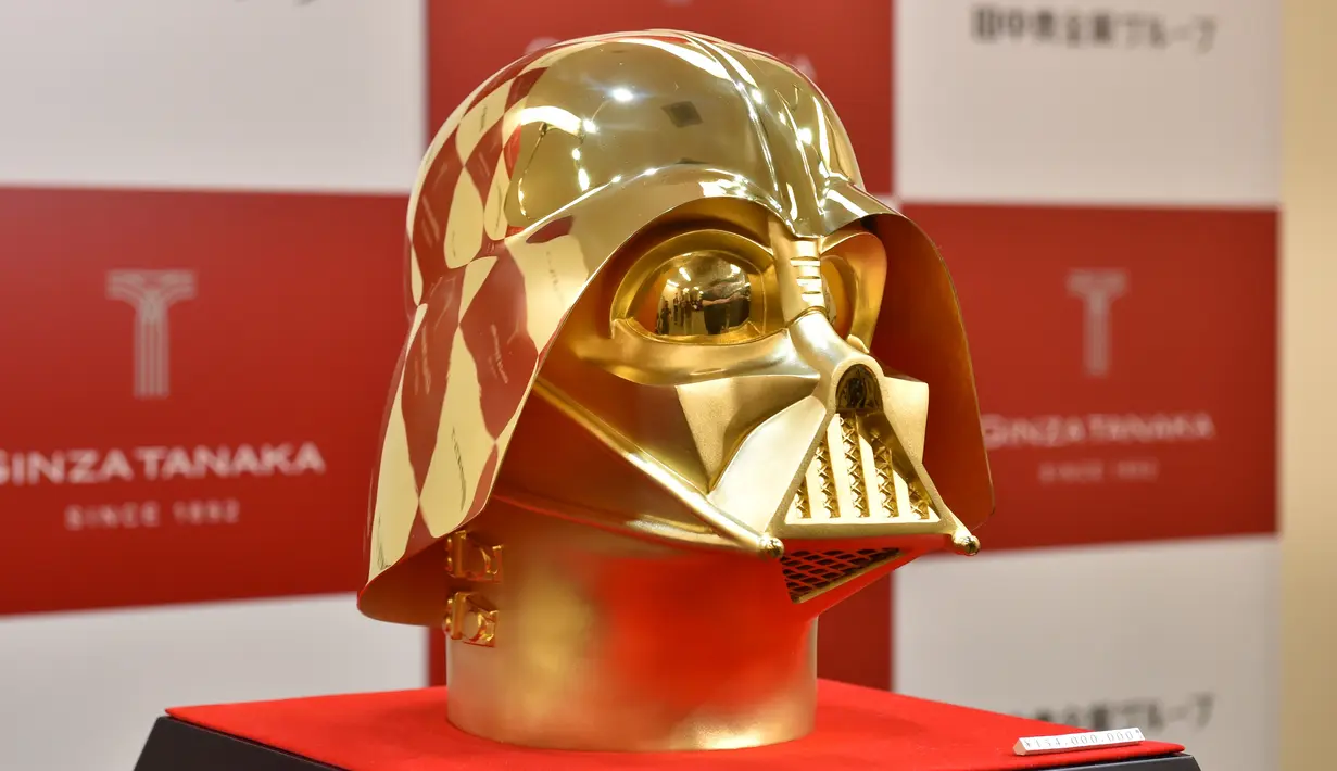 Sebuah topeng pelaku film Star Wars, Darth Vader, dari emas murni akan dijual dengan harga 154 juta yen atau sekitar Rp.19,5 miliar di Ginza Tokyo Jepang, Selasa (25/4). (AFP Photo/Kazuhiro NOGI)