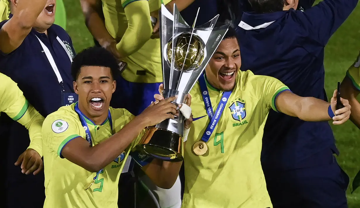 Sebagai kontestan CONMEBOL yang punya rekam jejak mentereng di Piala Dunia U-20, Timnas Brasil U-20 kali ini datang dengan sederet pemain muda berkualitas. Pasalnya, mereka memiliki dua pemain yang mumpuni untuk menjebol gawang lawan. Dua nama yang dimaksud ialah Vitor Roque (kanan) dan Andrey Santos. (AFP/Juan Barreto)