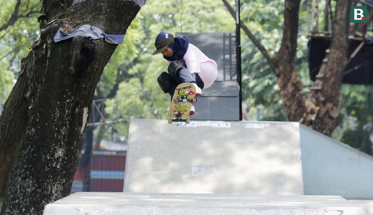 Atlet skateboard Indonesia, Bunga Nyimas Cinta, saat latihan di Skateboard Park, TMII, Jakarta, Sabtu (8/9/2018). Berhasil meraih perunggu, Bunga Nyimas menjadi atlet termuda peraih medali di Asian Games 2018. (Bola.com/M Iqbal Ichsan)