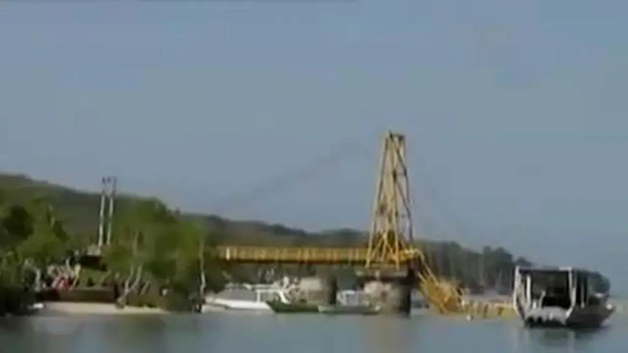 Jembatan Nusa Lembongan Ambruk