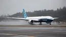 Sebuah pesawat Boeing 777X mendarat setelah penerbangan perdananya di Boeing Field di Seattle,, Sabtu (25/1/2020). Diprediksi bakal mengudara secara resmi pada tahun 2021 mendatang, Boeing 777X bakal bersaing dengan rival tradisionalnya Airbus yang menghadirkan A350-1000. (Jason Redmond / AFP)