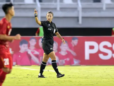 Pertandingan yang digelar di Stadion Gelora Bung Tomo itu dipimpin wasit wanita asal Korea Selatan, Oh Hyeon-jeong. Dalam melaksanakan tugasnya, wasit berusia 34 tahun itu ditemani dua rekannya yang juga wanita dan berasal dari Korea Selatan. (Bola.com/Ikhwan Yanuar)