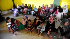 Warga antre mendapatkan bantuan beras 10 kg saat kegiatan penyaluran cadangan beras pemerintah untuk bantuan pangan tahun 2023 di Balai Desa Mekarasih, Malangbong, Garut, Jawa Barat, Senin (22/5/2023). (merdeka.com/Arie Basuki)