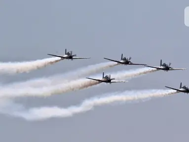 Prajurit TNI Angkatan Udara unjuk kebolehan dalam atraksi akrobatik pesawat tempur pada perayaan HUT ke-74 TNI di Taxy Way Echo Lanud Halim Perdanakusuma, Jakarta Timur, Sabtu (5/10/2019). Selain pesawat tempur, acara ini juga menampilkan atraksi akrobatik helikopter. (Liputan6.com/JohanTallo)