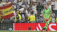Kiper AS Roma, Robin Olsen, tampak kecewa usai gawangnya dibobol pemain Real Madrid pada laga Liga Champions di Stadion Santiago Bernabeu, Madrid, Rabu (19/9/2018). Real Madrid menang 3-0 atas AS Roma. (AP/Paul White)