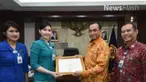 Menteri perhubungan berikan penghargaan kepada 2 pramugari penggendong nenek