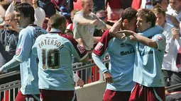 Wade Elliot of Burnley congratulated by teammates after he scored during the Championship Play-Off Final between Burnley and Sheffield United at Wembley Stadium, Monday 25 May 2009. AFP PHOTO/Geoff CADDICK