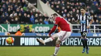 Wayne Rooney saat mencetak gol ke gawang Newcastle United (Reuters)
