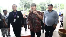 Ketua DKPP RI, Jimly Asshiddiqie menunjukkan tinta pemilihan Pilkada DKI 2017 sebelum masuk memantau TPS 15 di Rumah Sakit Cipto Mangunkusumo (RSCM) Jakarta Pusat, Rabu (15/2). (Liputan6.com/Helmi Afandi)