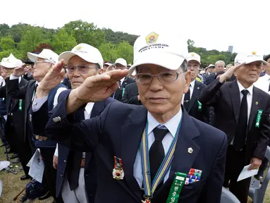 Sejumlah veteran perang Korea Selatan saat mengikuti upacara Memorial Day di pemakaman nasional di Seoul, Korea Selatan, Selasa, (6/6). Hari Peringatan Korea Selatan diadakan setiap tanggal 6 Juni. (AP Photo/Ahn Young-joon)