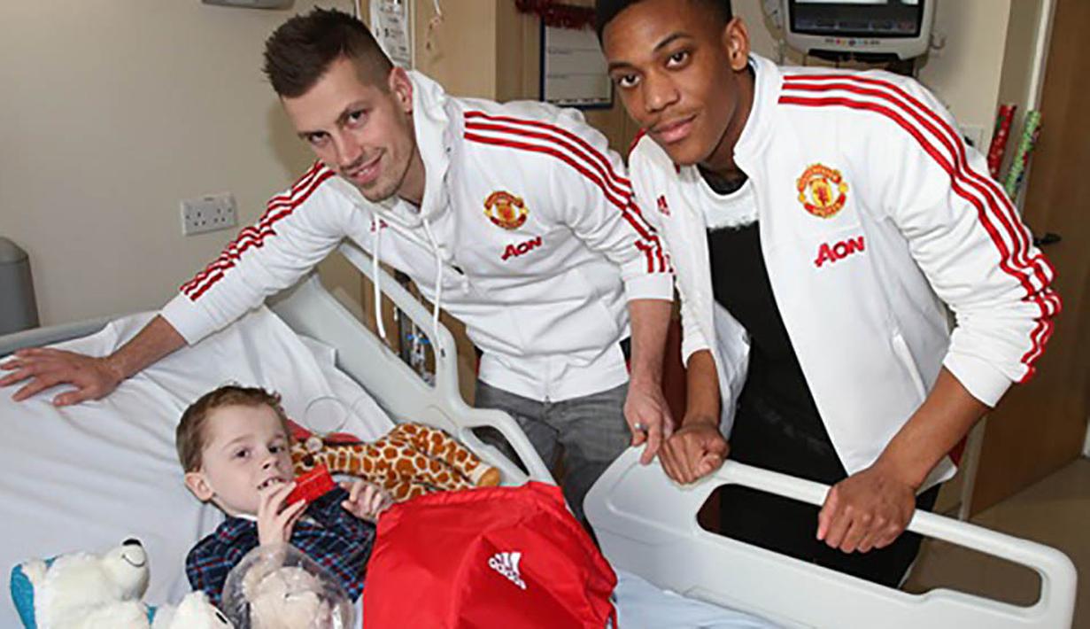 Penyerang Setan Merah Anthony Martial bersama Morgan Schenderlin, mengunjungi Rumah Sakit Royal Manchester Children untuk merayakan natal bersama anak-anak yang sedang dirawat inap. (www.manutd.com)