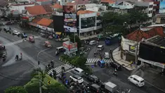 Sejumlah kendaraan melintas di perempatan jalan Kedung Doro, Surabaya, Jawa Timur, Jumat (17/4/2015). Pada 2014 lalu, pertambahan kendaraan di Surabaya selalu di atas 17 ribu unit. (Liputan6.com/Helmi Fithriansyah)