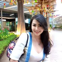 Di tengah pandemi Covid-19 ini banyak hal yang dilakukan secara online dari rumah saja, termasuk belajar dan sekolah dari rumah. Tak heran banyak ibu-ibu yang ikut kerepotan, namun ternyata tidak terjadi pada Tessa Kaunang. (Instagram/tessakaunang_tuiit)