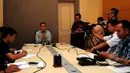 Mendikbud, Anies Bawesdan saat menjawab pertanyaan wartawan di Gedung Kemendikbud, Senayan, Jumat (13/3/2015). Mendikbud Anies Baswedan menuturkan, setiap laporan yang masuk segera ditindaklanjuti. (Liputan6.com/Yoppy Renato)
