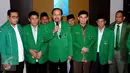 Djan Faridz (tengah) bersama pengurus PPP memberi keterangan usai menemui Menkumham Yasonna Laoly di Jakarta, Selasa (23/11). Djan Faridz melaporkan hasil putusan PTUN yang mengabulkan gugatan PPP kubu Djan Faridz. (Liputan6.com/Helmi Fithriansyah)