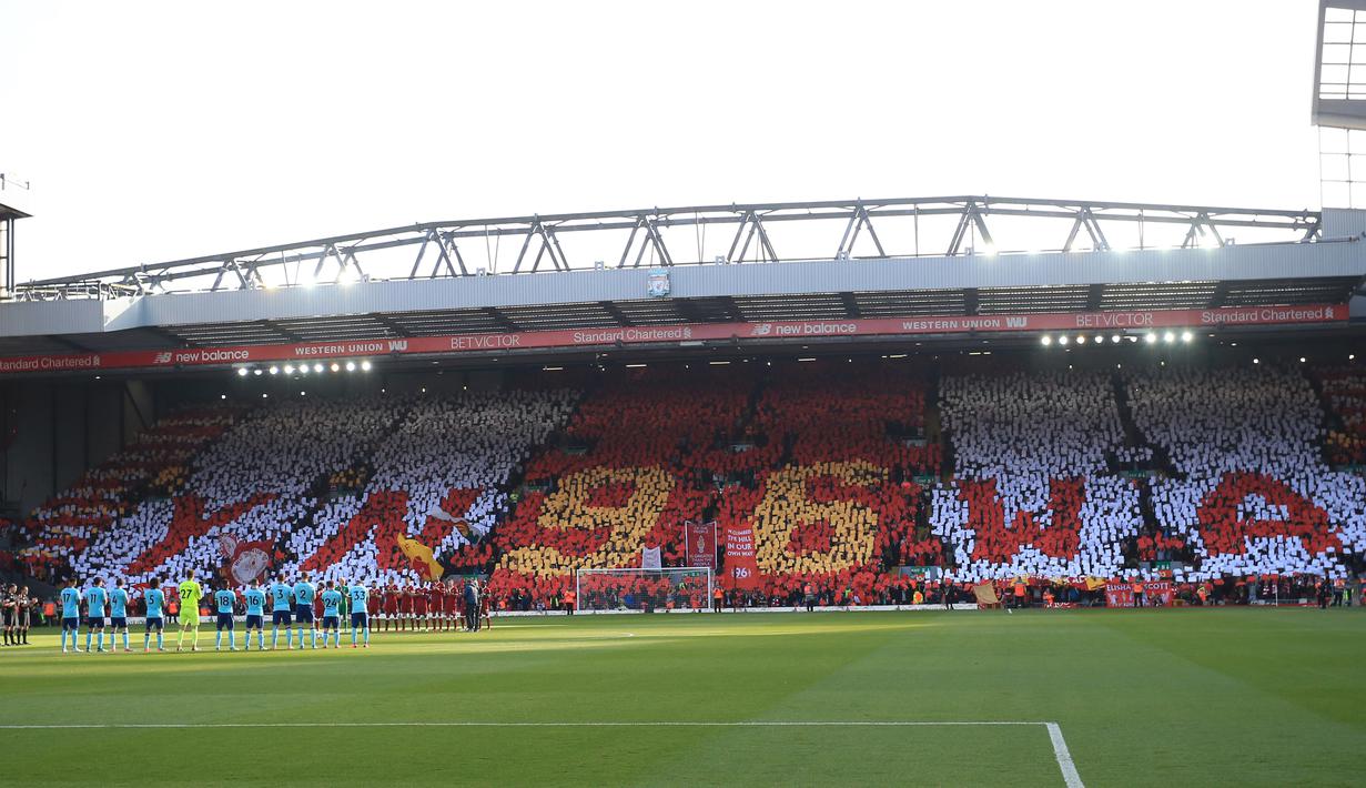 Koreografi dari fans Liverpool dengan tema spesial ”96 mosaic" memperingati tragedi sebelum laga Premier League di di Anfield stadium, Liverpool,(14/4/2018). Liverpool menang 3-0.  (AFP/Lindsey Parnaby)