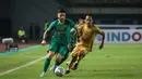 Di menit ke-79, aksi individu Higor Vidal melewati beberapa pemain membuat pertahanan Bhayangkara ketar-ketir. Dia sudah masuk ke kotak penalti dan melepas tembakan, tapi melenceng tipis ke sisi kiri. (Bola.com/Bagaskara Lazuardi)